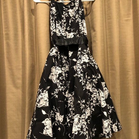 Dress - Picture 7 of 8